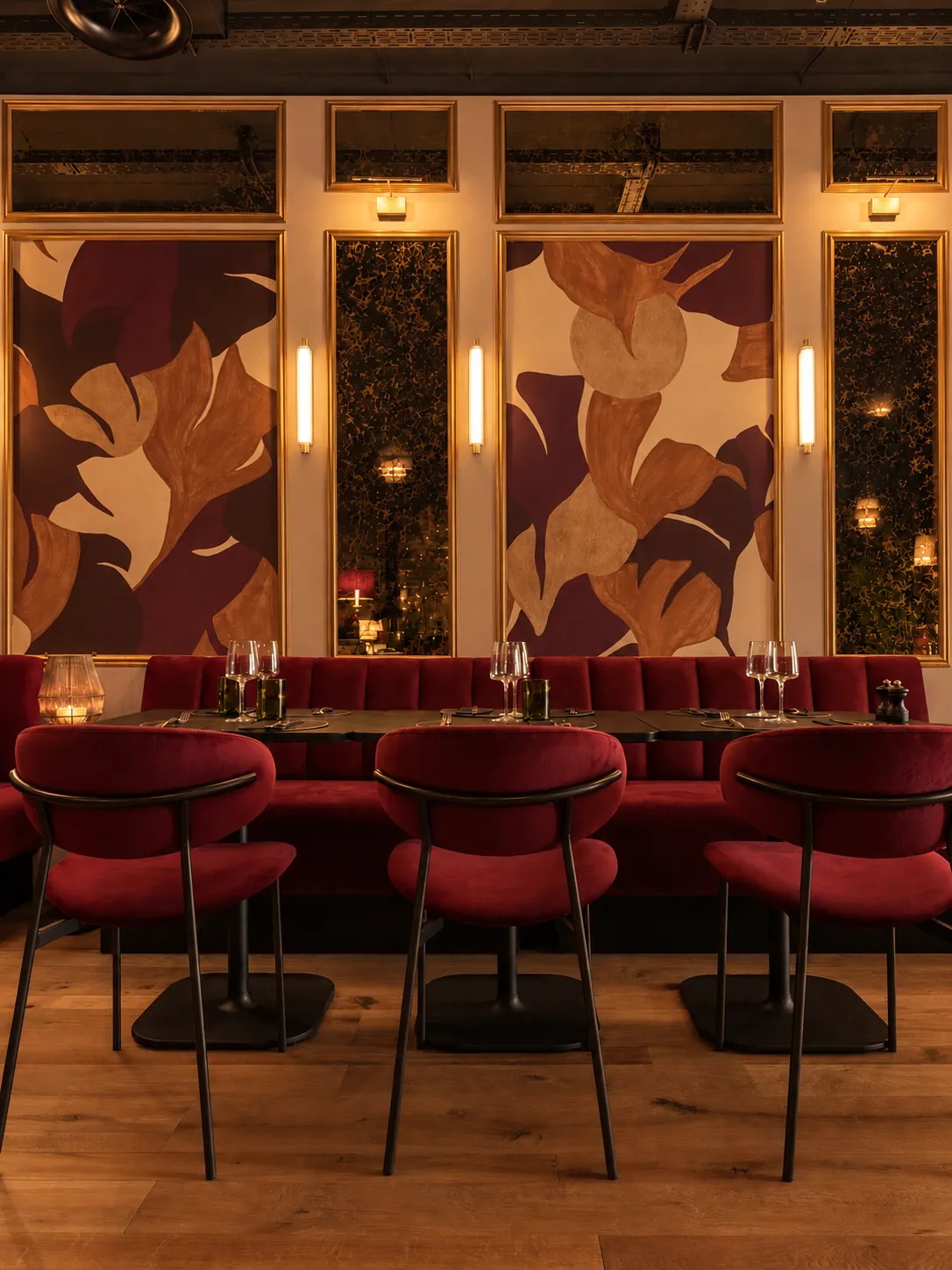 Banquette de velours bordeaux et fresques murales, salle de la brasserie Poline à Strassen