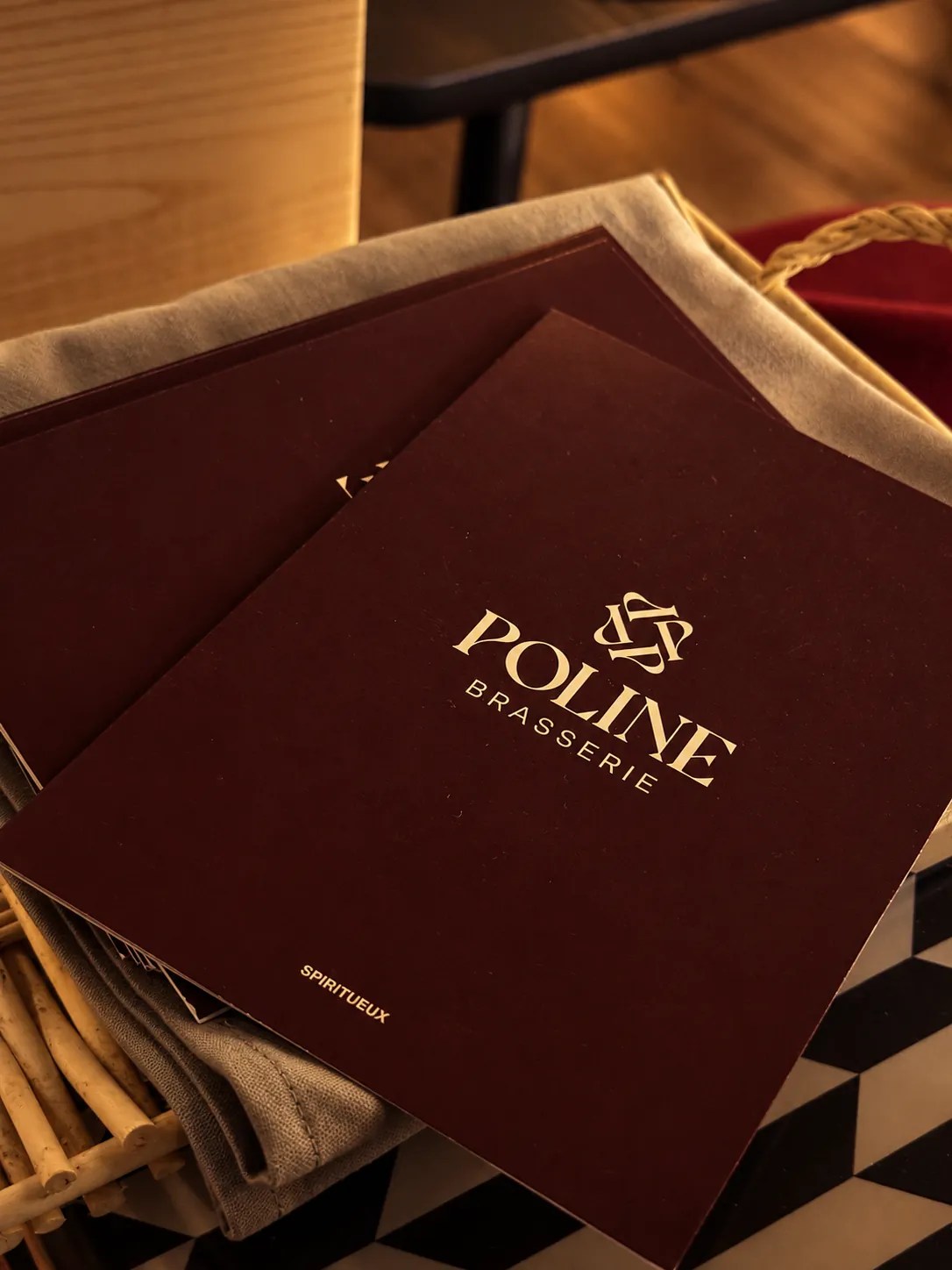 Les cartes bordeaux de Poline Brasserie, logo doré