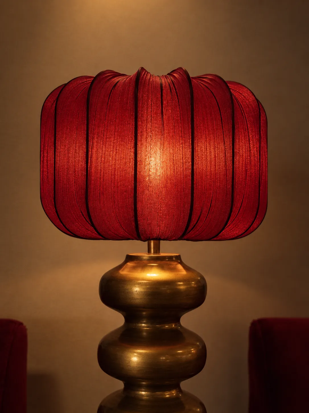 Lampe à abat-jour rouge, décoration de la brasserie Poline