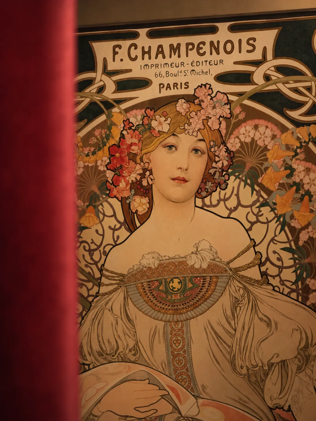 Tableau Art nouveau d'après Mucha dans la salle du restaurant Poline à Strassen