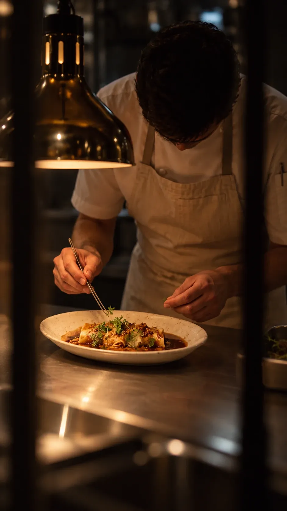 En cuisine au restaurant Poline à Strassen : le chef dresse une assiette de cannelloni