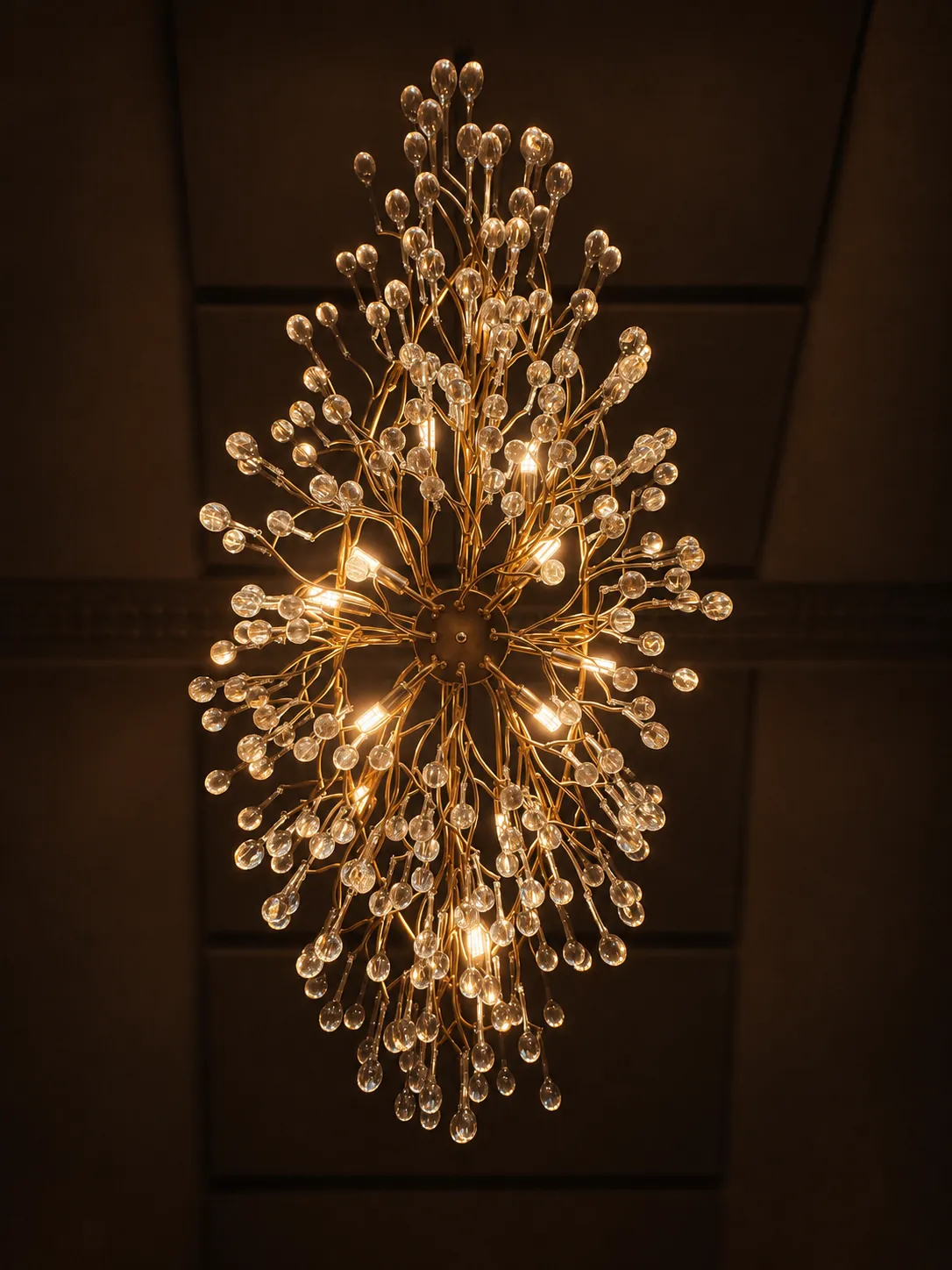 Lustre de cristal au plafond du restaurant Poline à Strassen