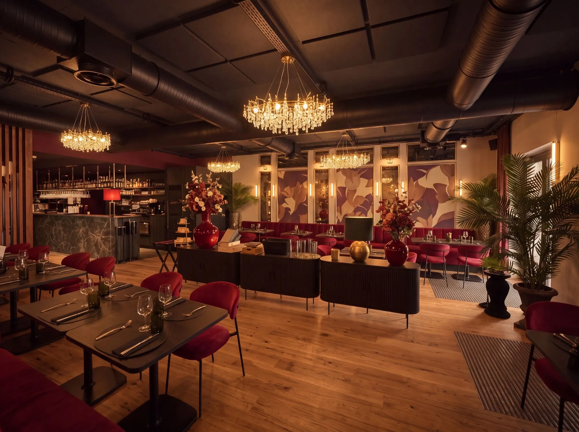 La salle du restaurant Poline à Strassen : lustres de cristal, bar, banquettes de velours bordeaux et fresques