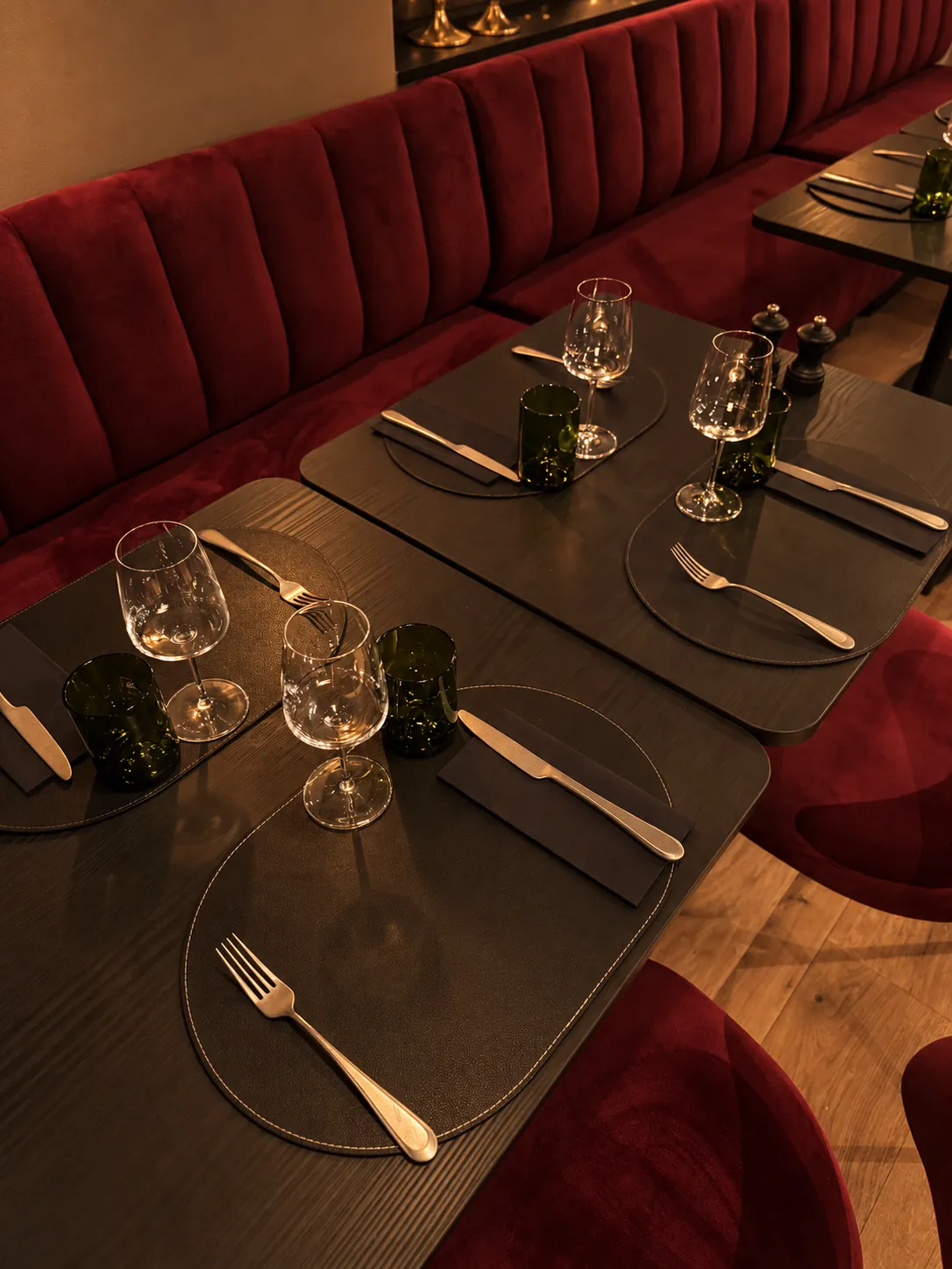 Table dressée devant la banquette, restaurant Poline à Strassen